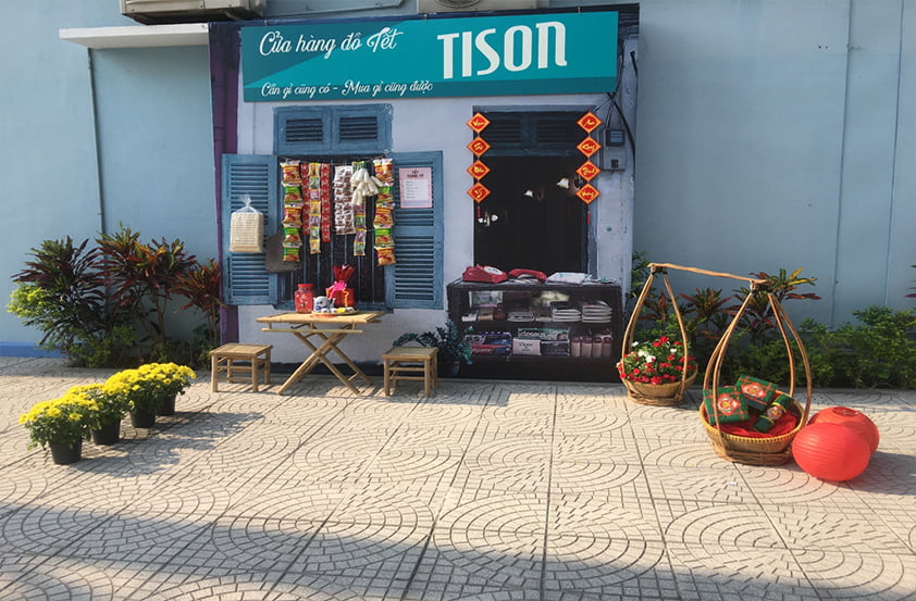 Gia đình sơn Tison sum vầy trong buổi tiệc tất niên